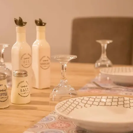 Luxury Lila House Under The Rocks