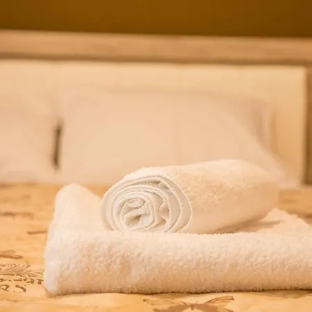 Luxury Lila House Under The Rocks Apartament