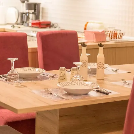 Luxury Lila House Under The Rocks