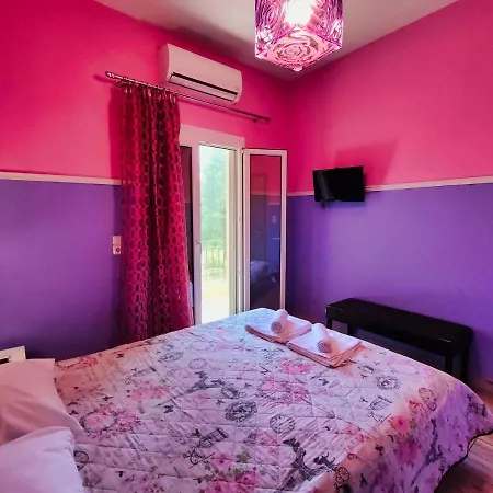 Luxury Lila House Under The Rocks