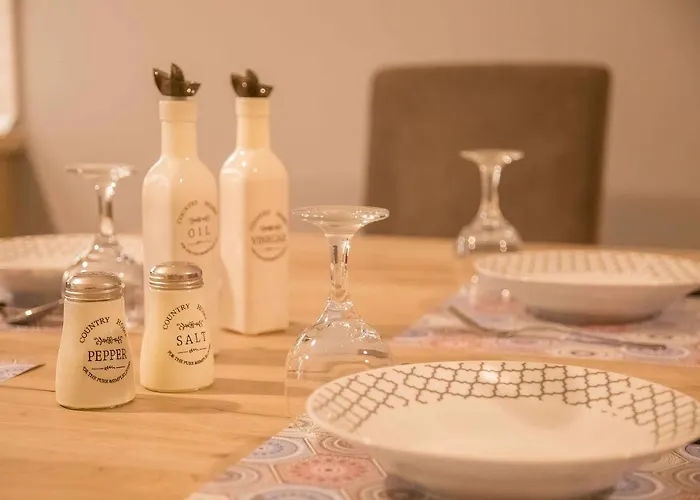 Luxury Lila House Under The Rocks