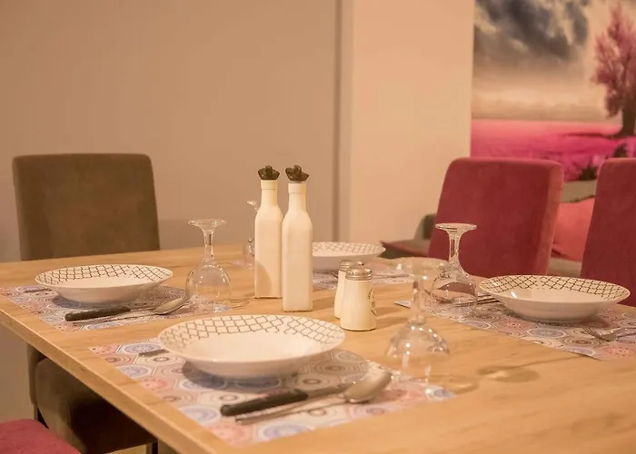 Luxury Lila House Under The Rocks Apartment *