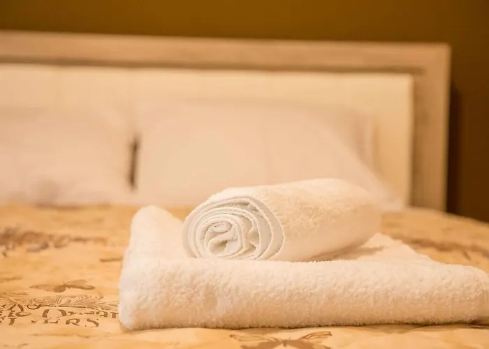 Luxury Lila House Under The Rocks Apartment