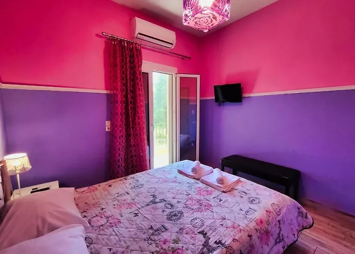 Luxury Lila House Under The Rocks