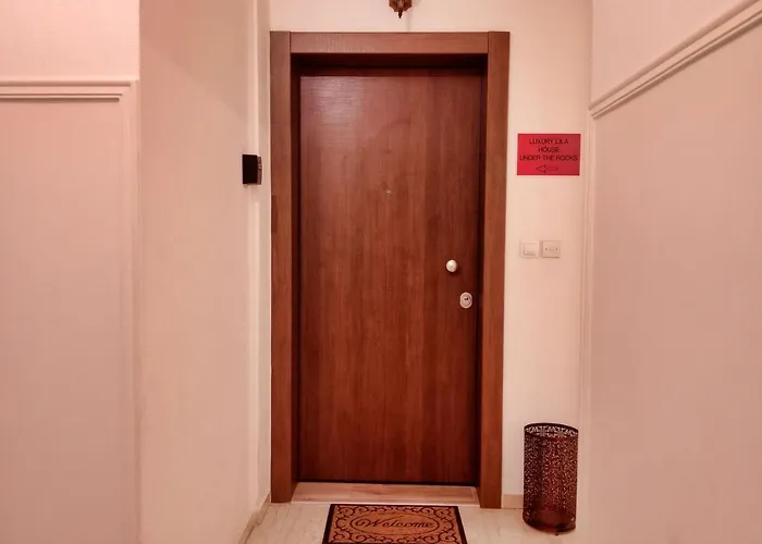 Luxury Lila House Under The Rocks Apartament